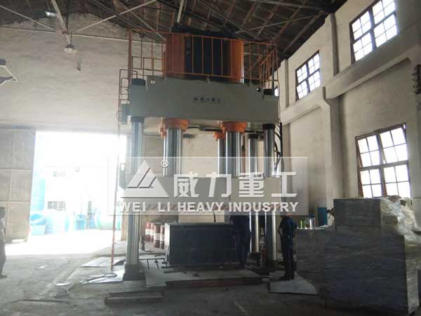 2000噸四柱油壓機(jī)客戶現(xiàn)場圖
