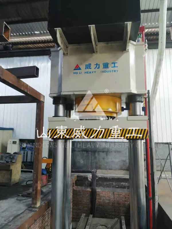 2000噸石墨坩堝成形油壓機